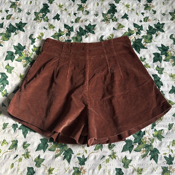 Pleated Corduroy Shorts - Picture 2 of 5